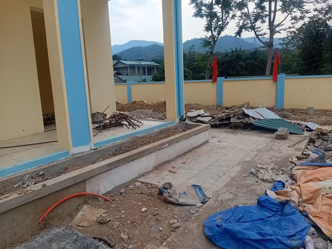 Trường tiểu học Quang Chiểu, xã biên giới Quảng Chiểu (Thanh Hóa) vẫn đang dang dở.