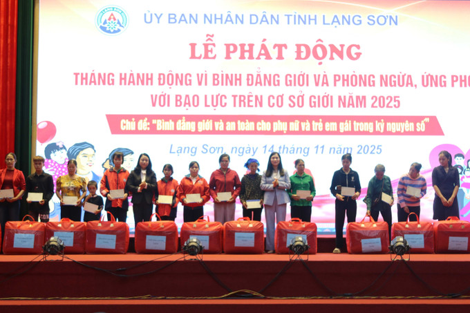 Lãnh đạo UBND tỉnh Lạng Sơn trao tặng quà cho phụ nữ có hoàn cảnh khó khăn trên địa bàn các xã.