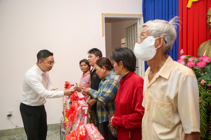 Đại diện Tập đoàn Hùng Nhơn và De Heus trao quà Tết, sẻ chia ấm áp với bà con biên giới Tây Ninh.