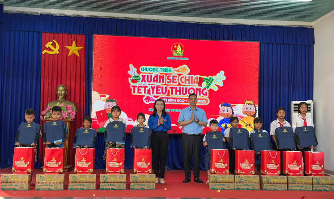 Hội đồng Đội Trung ương trao quà Tết cho thiếu nhi xã Phước Vinh, tỉnh Tây Ninh.