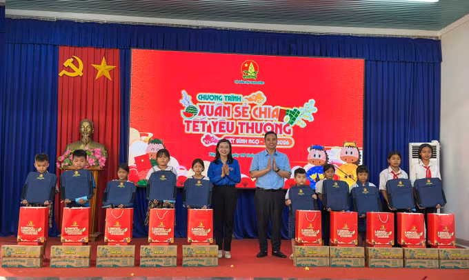 Hội đồng Đội Trung ương trao quà Tết cho thiếu nhi xã Phước Vinh, tỉnh Tây Ninh.