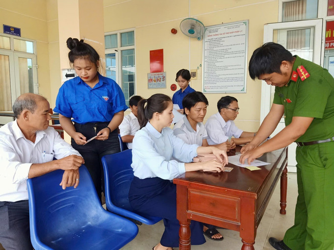 Đoàn viên thanh niên “Đội bình dân học vụ số” xã Tu Mơ Rông phối hợp cùng Công an xã hướng dẫn người dân các thủ tục khi đổi căn cước công dân, thẻ đảng viên. Ảnh: TTXVN phát hoc-vu-25825.jpg