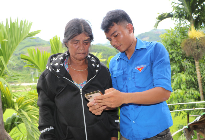 Một đoàn viên thanh niên hướng dẫn người dân sử dụng các ứng dụng truy cập dịch vụ công trực tuyến. Ảnh: Đinh Hương/TTXVN Một đoàn viên thanh niên hướng dẫn người dân sử dụng các ứng dụng truy cập dịch vụ công trực tuyến. Ảnh: Đinh Hương/TTXVN