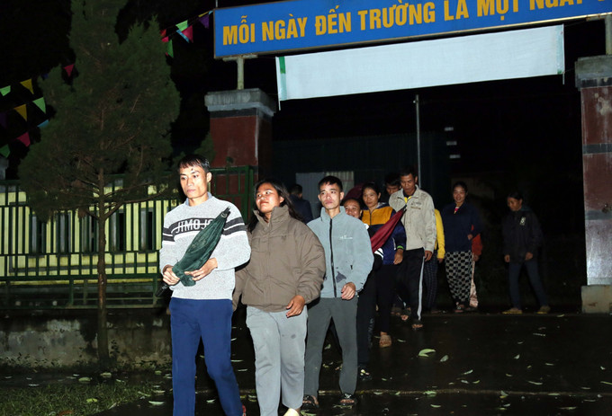 Bà con đồng bào Rục đến lớp học xóa mù chữ do thầy cô trường Tiểu học và Trung học cơ sở Thượng Hóa, xã Kim Phú (Quảng Trị) giảng dạy.