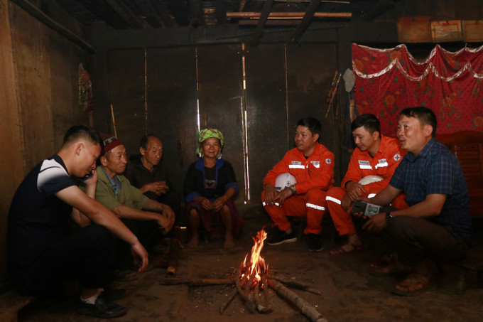 Người dân bản Háng Phừ Loa, xã Mồ Dề, huyện Mù Cang Chải mong muốn sớm được đầu tư điện lưới quốc gia. dien2-5625.jpg