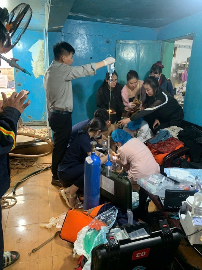 Các lực lượng chức năng của tỉnh Gia Lai đã nỗ lực giải cứu thành công hai nạn nhân bị rơi xuống giếng sâu lên mặt đất an toàn. Ảnh: TTXVN phát gia-lai1-17525.jpg