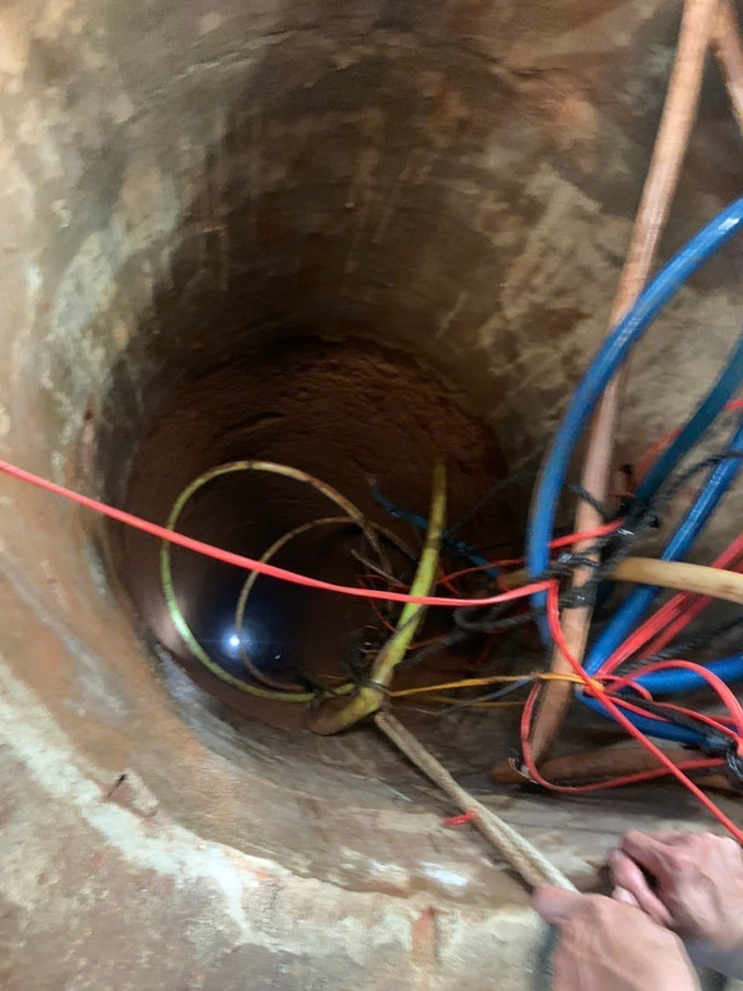 Các lực lượng chức năng của tỉnh Gia Lai đã nỗ lực giải cứu thành công hai nạn nhân bị rơi xuống giếng sâu lên mặt đất an toàn. Ảnh: TTXVN phát Các lực lượng chức năng của tỉnh Gia Lai đã nỗ lực giải cứu thành công hai nạn nhân bị rơi xuống giếng sâu lên mặt đất an toàn. Ảnh: TTXVN phát