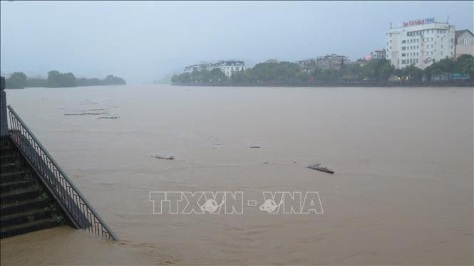 Mực nước trên sông Hồng, đoạn qua thành phố Lào Cai lên tới 83,91m, cao trên báo động 3 là 0,41m. Ảnh tư liệu: Hương Thu/TTXVN lao-cai-4725.jpg