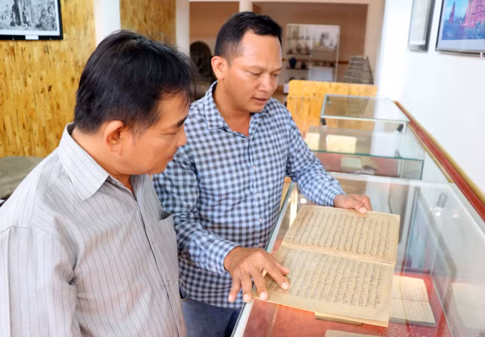 Thư tịch cổ của đồng bào Chăm đang được lưu giữ tại Bảo tàng tỉnh Khánh Hòa.