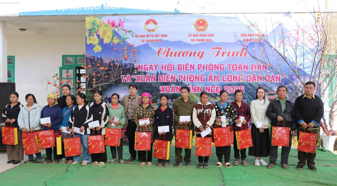 Đại diện các đơn vị thiện nguyện tặng quà người dân có hoàn cảnh khó khăn trên địa bàn. Ảnh: Trung Kiên/TTXVN