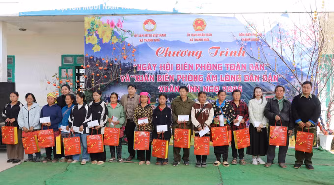 Đại diện các đơn vị thiện nguyện tặng quà người dân có hoàn cảnh khó khăn trên địa bàn. Ảnh: Trung Kiên/TTXVN