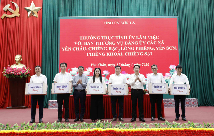 Bí thư Tỉnh ủy Sơn La Hoàng Văn Nghiệm và Chủ tịch UBND tỉnh Sơn La Nguyễn Đình Việt tặng quà cho Bí thư Đảng ủy 6 xã tại buổi làm việc.