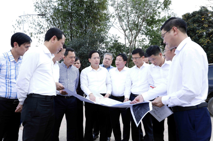 Bí thư Tỉnh ủy Sơn La Hoàng Văn Nghiệm và đoàn công tác khảo sát thực địa tại xã Yên Châu.