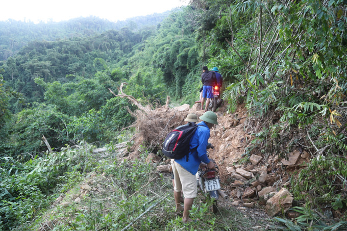 Hành trình di chuyển từ bản Canh vào bản Xốp Kho bằng xe máy nhưng đoàn liên tục phải dừng để hỗ trợ nhau khiêng, đẩy xe qua các điểm sạt lở. sat-lo4-61025.jpg