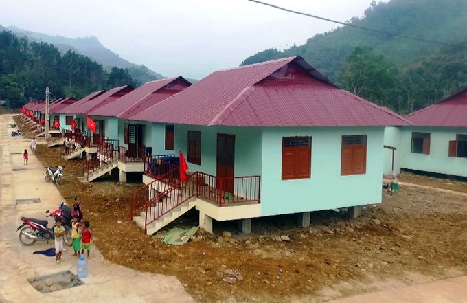 Những căn nhà ở tạm bợ của người dân làng Bằng La, xã Trà Leng, huyện Nam Trà My đã được thay mới, kiên cố hóa sau thiên tai. Ảnh: Trịnh Bang Nhiệm/TTXVN nha-tam3-21525.jpg