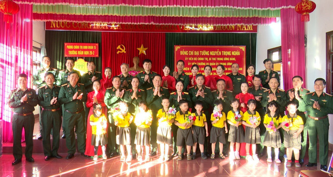 Đại tướng Nguyễn Trọng Nghĩa, Ủy viên Bộ Chính trị, Chủ nhiệm Tổng cục Chính trị QĐND Việt Nam thăm, tặng quà trường mầm non 20/02 thuộc Binh đoàn 15. Ảnh: Hoài Nam/TTXVN