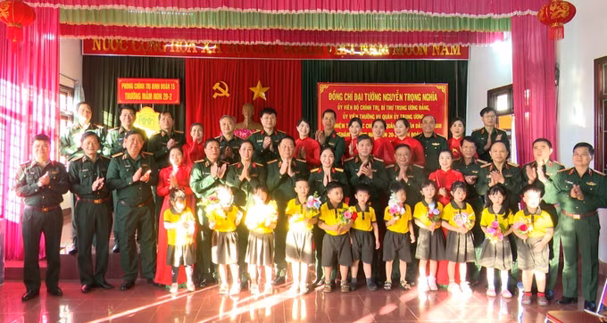 Đại tướng Nguyễn Trọng Nghĩa, Ủy viên Bộ Chính trị, Chủ nhiệm Tổng cục Chính trị QĐND Việt Nam thăm, tặng quà trường mầm non 20/02 thuộc Binh đoàn 15. Ảnh: Hoài Nam/TTXVN
