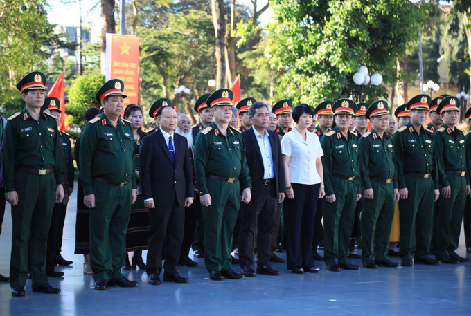 Đại tướng Nguyễn Trọng Nghĩa, Ủy viên Bộ Chính trị, Chủ nhiệm Tổng cục Chính trị QĐND Việt Nam dâng hoa, dâng hương Tượng đài Chủ tịch Hồ Chí Minh. Ảnh: Hoài Nam/TTXVN