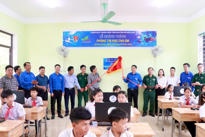 Trao tặng 10 máy tính cho trường Phổ thông Dân tộc Bán trú Tiểu học và Trung hoc cơ sở Dân Hóa, huyện Minh Hóa. Ảnh: TTXVN phát Trao tặng 10 máy tính cho trường Phổ thông Dân tộc Bán trú Tiểu học và Trung hoc cơ sở Dân Hóa, huyện Minh Hóa. Ảnh: TTXVN phát