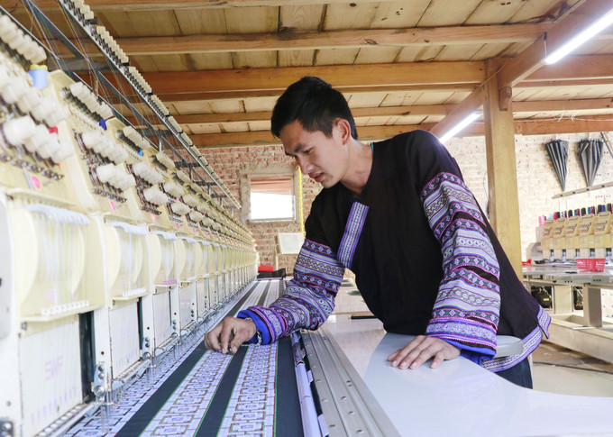 Đảng viên trẻ Lù A Đông tại thôn Púng Luông, xã Púng Luông (Lào Cai) khởi nghiệp thành công với mô hình thêu máy công nghiệp.