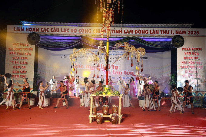 Tiết mục diễn tấu cồng chiêng trong đêm khai mạc liên hoan. Nghệ nhân xã Bắc Bình, tỉnh Lâm Đồng.