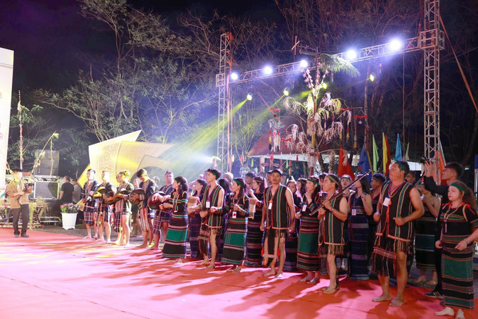 Tham gia liên hoan có 15 đoàn với gần 500 nghệ nhân các dân tộc M’Nông, Mạ, Mông, Ê Đê, Thái, Tày, Cơ Ho, Churu, Ragla, Chăm… đến từ các địa phương của tỉnh Lâm Đồng.