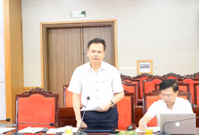 Ông Đỗ Văn Trụ, Giám đốc Sở Nông nghiệp và Môi trường tỉnh Sơn La, báo cáo tại buổi làm việc.