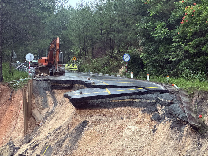 Lực lượng chức năng bố trí phương tiện tại khu vực sụt lún trên đèo Mimosa.