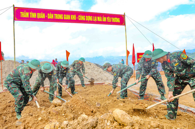 Hơn 100 cán bộ, chiến sĩ tham gia làm nhà cho người dân. Hơn 100 cán bộ, chiến sĩ tham gia làm nhà cho người dân.