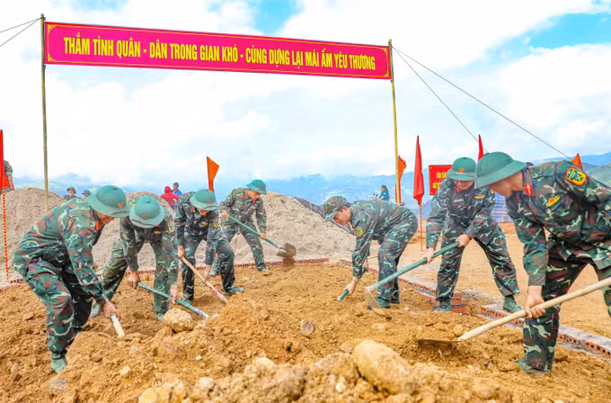Hơn 100 cán bộ, chiến sĩ tham gia làm nhà cho người dân.