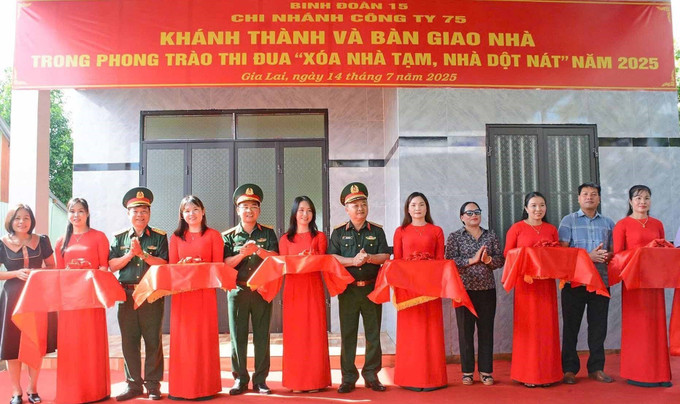 Lãnh đạo Công ty 75 - Binh đoàn 15 bàn giao nhà cho các gia đình khó khăn được hỗ trợ trong chương trình xóa nhà tạm, dột nát tại khu vực biên giới Gia Lai. nha1-18725.jpg