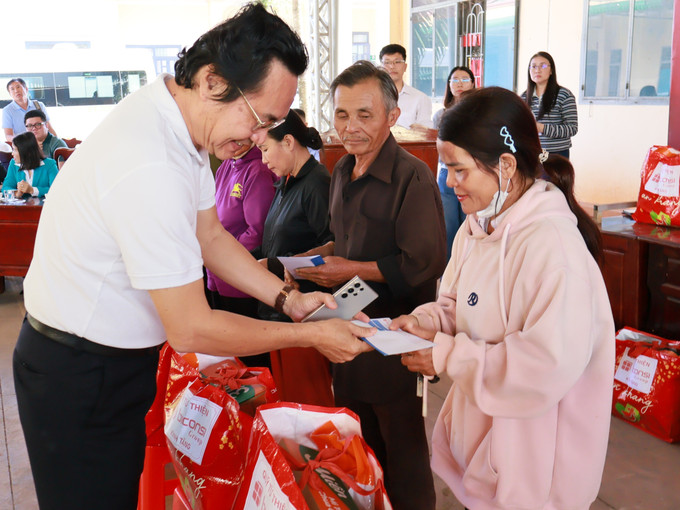 Trao quà Tết cho hộ nghèo, cận nghèo, gia đình chính sách.