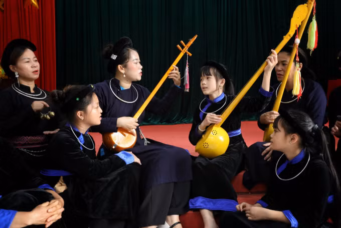 Truyền dạy hát Then, đàn tính cho các em nhỏ tại Câu lạc bộ hát Then, đàn tính xã Lục Ngạn (Bắc Ninh). Ảnh: Danh Lam/TTXVN