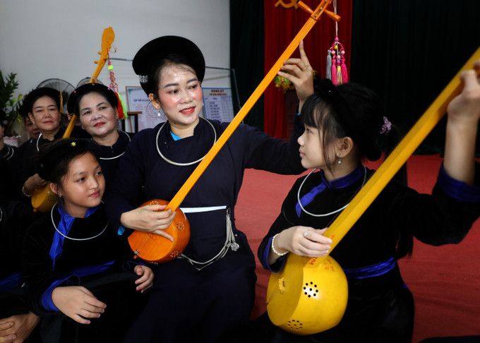 Truyền dạy hát Then, đàn tính cho các em nhỏ tại Câu lạc bộ hát Then, đàn tính xã Lục Ngạn (Bắc Ninh). Ảnh: Danh Lam/TTXVN Truyền dạy hát Then, đàn tính cho các em nhỏ tại Câu lạc bộ hát Then, đàn tính xã Lục Ngạn (Bắc Ninh). Ảnh: Danh Lam/TTXVN