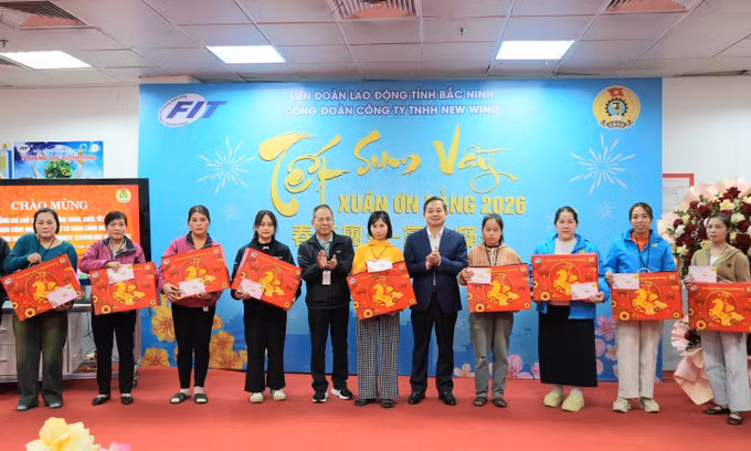 Chủ tịch UBND tỉnh Bắc Ninh Phạm Hoàng Sơn cùng lãnh đạo Công ty TNHH New Wing trao quà Tết cho công nhân lao động có hoàn cảnh khó khăn. Ảnh: Đồng Thúy/TTXVN