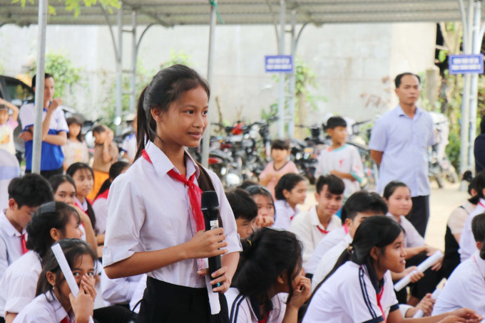 Học sinh xã Ba Xa đặt câu hỏi với các trường nghề, đơn vị tuyển dụng tư vấn, hướng nghiệp.