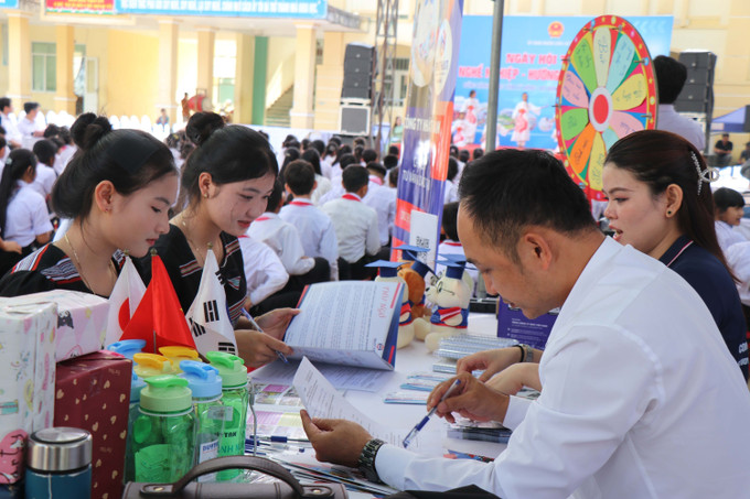 Đại diện đơn vị tuyển dụng lao động đi làm việc ở nước ngoài tư vấn cho học sinh xã Ba Xa tại Ngày hội tư vấn nghề nghiệp, hướng nghiệp.