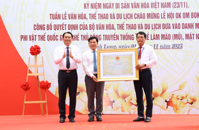 Bảo tàng Vĩnh Long tiếp nhận các hiện vật do các nhà sưu tập hiến tặng.