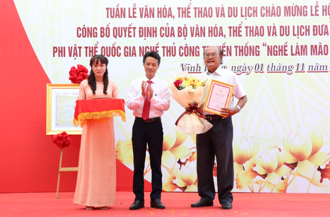 Lãnh đạo Sở Văn hóa, Thể thao và Du lịch tỉnh đón nhận Bằng chứng nhận di sản văn hóa phi vật thể quốc gia. vinh-long2-11125.jpg