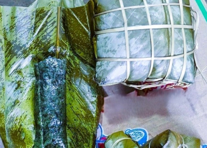 Màu đen của tro rơm, màu xanh của lá dong rừng, màu trắng ngần của gạo nếp nương hòa quyện làm một cho ra màu đen mướt nhẹ khi bánh chín; thể hiện sự hòa hợp của đất, trời và lòng người, cho mùa màng bội thu, cuộc sống no ấm. Ảnh: TTXVN phát