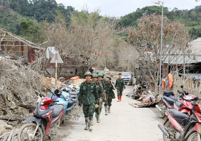 Cán bộ, chiến sĩ Tiểu đoàn 1, Trung đoàn 750, Bộ chỉ huy quân sự tỉnh Thái Nguyên về thôn Kim Vân, hỗ trợ người dân khắc phục hậu quả thiên tai.