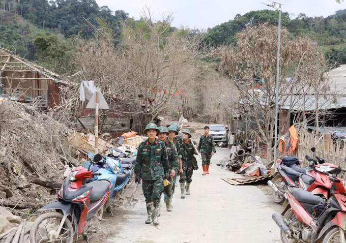 Cán bộ, chiến sĩ Tiểu đoàn 1, Trung đoàn 750, Bộ chỉ huy quân sự tỉnh Thái Nguyên về thôn Kim Vân, hỗ trợ người dân khắc phục hậu quả thiên tai. Ảnh: Hoàng Nguyên/TTXVN