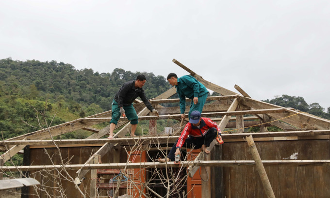 Sau khi nước rút, người dân thôn Kim Vân khẩn trương khôi phục, tu sửa nhà cửa.