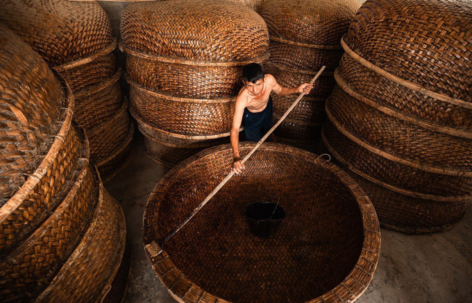 Kỹ thuật chống thấm bằng phân bò và nhựa dầu rái được truyền lại từ đời cha ông, giúp thúng có màu đẹp chống mối mọt. Lớp chống thấm đặc biệt này có thể dùng trong môi trường nước biển 4 - 5 năm. Thúng bị rách có thể được đem về vá lại. thung3-25725.jpg