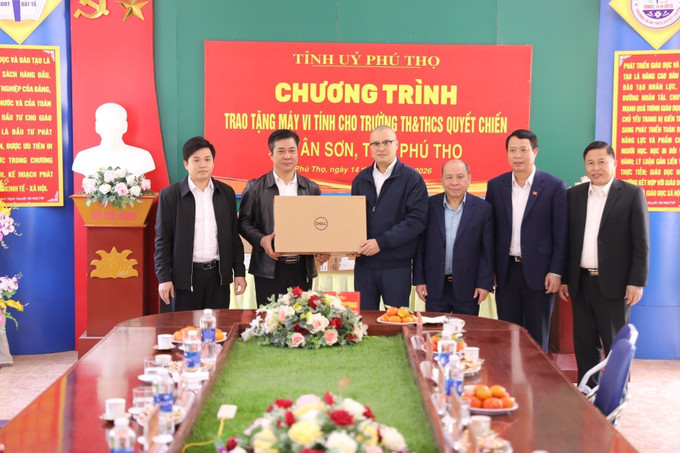 Bí thư Tỉnh ủy Phú Thọ Phạm Đại Dương trao tặng 10 bộ máy vi tính trị giá 160 triệu đồng cho Trường Tiểu học và THCS Quyết Chiến.