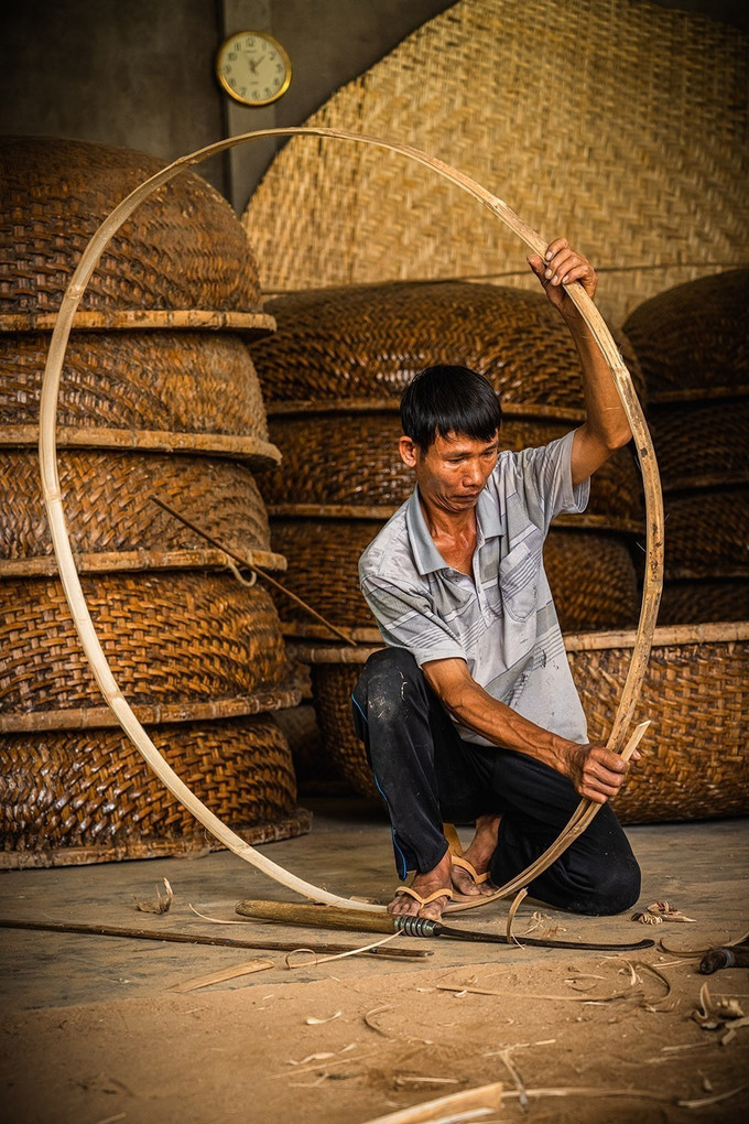 Các công đoạn để làm nên một chiếc thúng từ chọn tre, chẻ tre, vót tre đến đan mên, lận, nức… đều được người thợ làm thủ công, tỉ mỉ. thung6-25725.jpg
