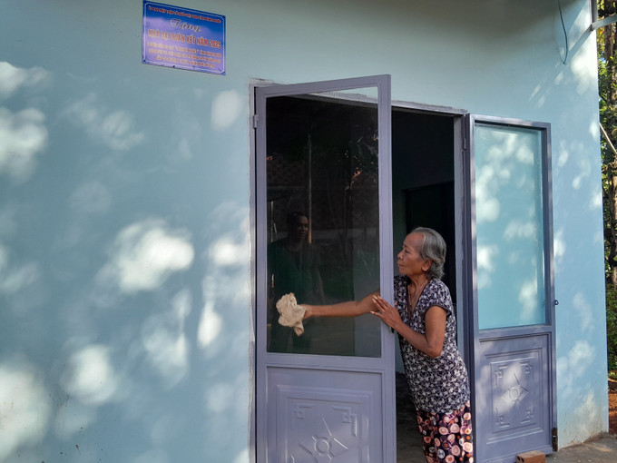 Hộ gia đình ông bà Lê Thế Sang thôn Thác Dài, xã Phú Văn, huyện Bù Gia Mập nhận nhà mới trong chương trình xóa nhà tạm, nhà dột nát. Hộ gia đình ông bà Lê Thế Sang thôn Thác Dài, xã Phú Văn, huyện Bù Gia Mập nhận nhà mới trong chương trình xóa nhà tạm, nhà dột nát.