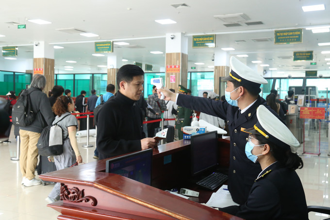 Thực hiện giám sát y tế đối với người dân, khách du lịch.