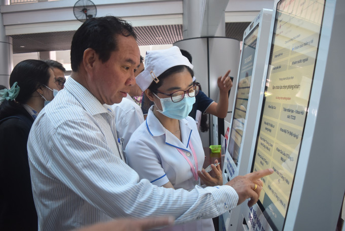 Mô hình khám chữa bệnh sử dụng Kiosk tự phục vụ và sinh trắc học tại Bệnh viện Đa khoa vùng Tây Nguyên tạo thuận lợi cho người dân khi đăng ký khám, chữa bệnh. Ảnh: Nguyên Dung/TTXVN Mô hình khám chữa bệnh sử dụng Kiosk tự phục vụ và sinh trắc học tại Bệnh viện Đa khoa vùng Tây Nguyên tạo thuận lợi cho người dân khi đăng ký khám, chữa bệnh. Ảnh: Nguyên Dung/TTXVN