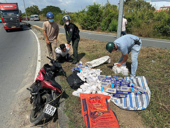 Công an Đồng Tháp bắt giữ đối tượng điều khiển xe mô tô với tốc độ cao để vận chuyển thuốc lá lậu. Ảnh: TTXVN phát